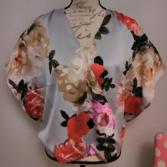 Lovely floral Blouse - Picture 2 of 2